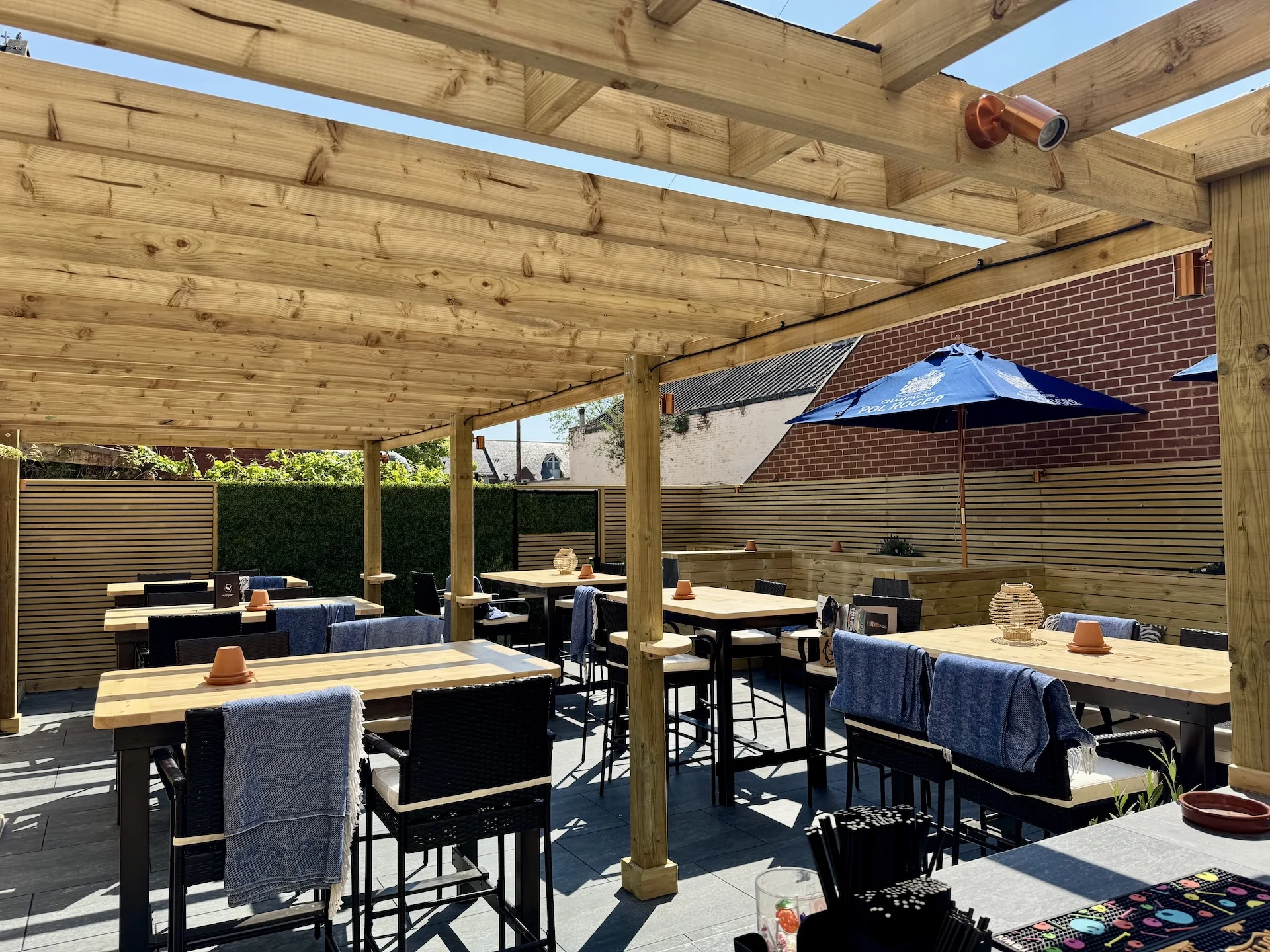 Wildes outdoor garden terrace with comfortable seating and ambient lighting